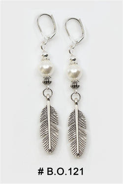 Boucles d'oreilles # B.O. 121  Plume perle