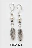 Boucles d'oreilles # B.O. 121  Plume perle